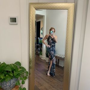 Gorgeous extra large colorful jumpsuit. Very comfortable!